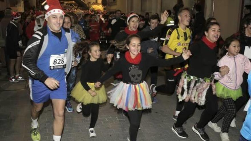 Un grupo de participantes disfrazados durante la carrera Sant Silvestre de Ontinyent.