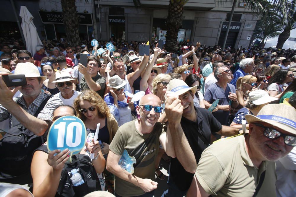 La mascletà de la pirotecnia valenciana Fuegos Artificiales del Mediterráneo hace retumbar la emblemática plaza con un disparo compacto con un potente final terrestre y aéreo