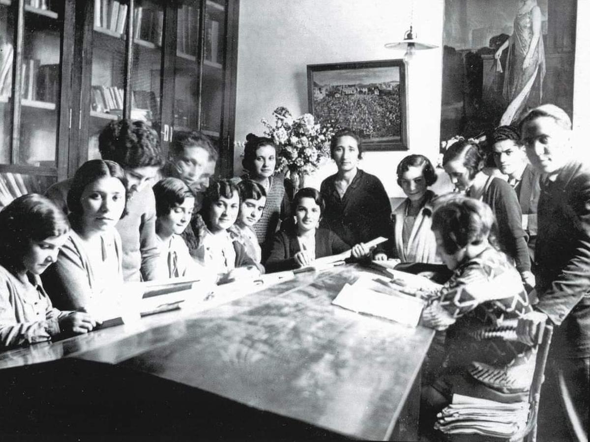 Una imagen antigua de la Biblioteca Popular Municipal de Bueu, en la planta baja del Concello. // Arquivo histórico Bueu