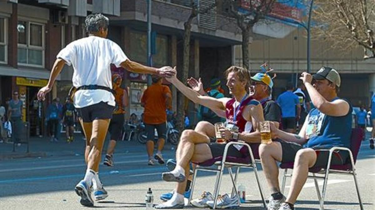 El maratón, a su paso por la Diagonal, muy cerca de la plaza de les Glòries.