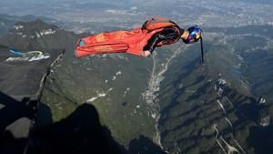 Zhang Shupeng en vuelo durante un salto en traje de alas desde la montaña Tianmen en Zhangjiajie, provincia china de Hunan.