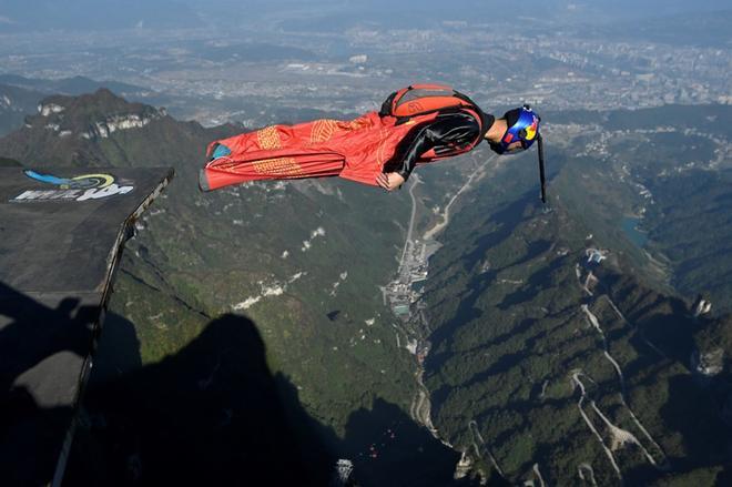 Zhang Shupeng en vuelo durante un salto en traje de alas desde la montaña Tianmen en Zhangjiajie, provincia china de Hunan.