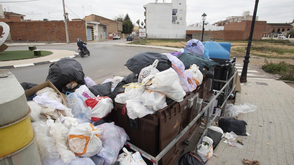 Contenedores llenos de basura en Catadau en una imagen tomada el lunes por la mañana.