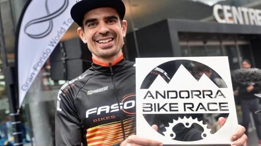 Guilem Muñoz amb el trofeu aconseguit a Andorra