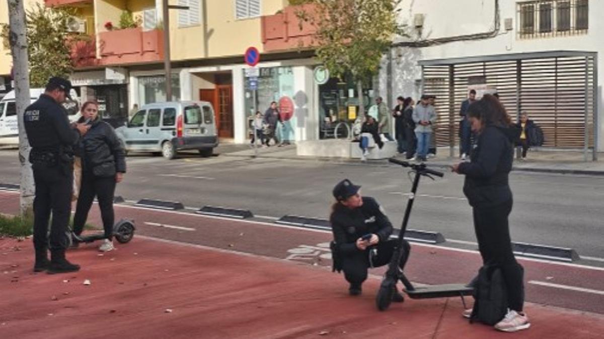 Imagen de la Policía Local sancionando a usuarios de patinetes eléctricos en Ibiza