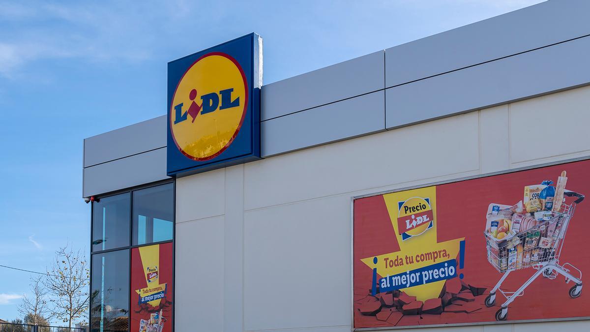 Mañana se esperan colas kilométricas en Lidl para conseguir el secador plegable para camisas y abrigos que dice adiós a la plancha