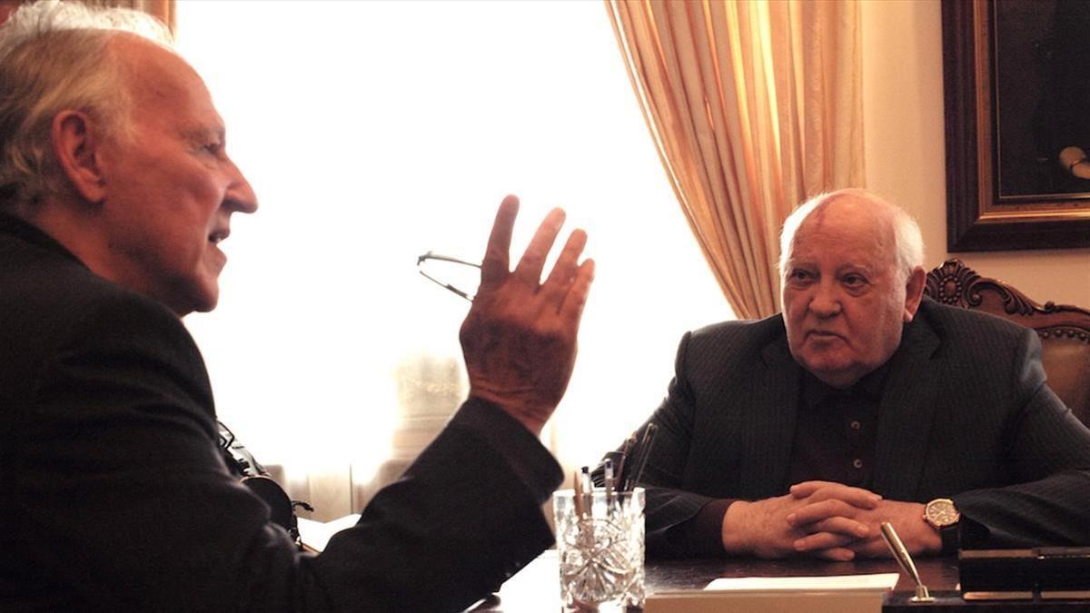 Werner Herzog y Mijaíl Gorbachov, en un fotograma del documental 'Meeting Gorbachev'