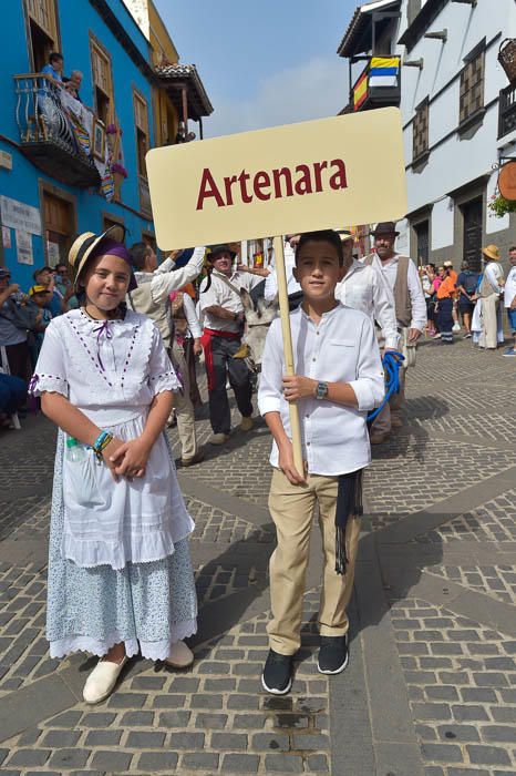 Carretas y grupos en la romería del Pino