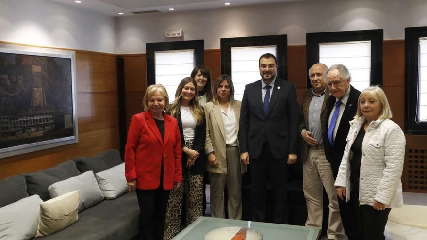 De izquierda a derecha, María Antonia Fernández Felgueroso, Olaya Gómez, Karen Noval, Gimena Llamedo, Adrián Barbón, Raúl Estrada, José Manuel García y Pilar Simón.