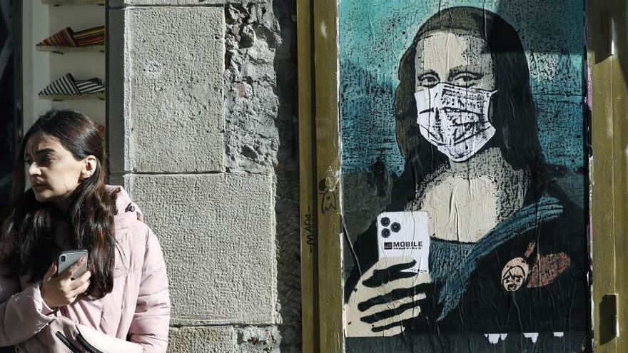 L&#039;artista TvBoy retrata a Barcelona la Gioconda amb mascareta i mòbil
