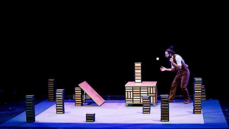 Jesús Velasco juega con un sinfín de objetos sobre el escenario. // Luis Montero