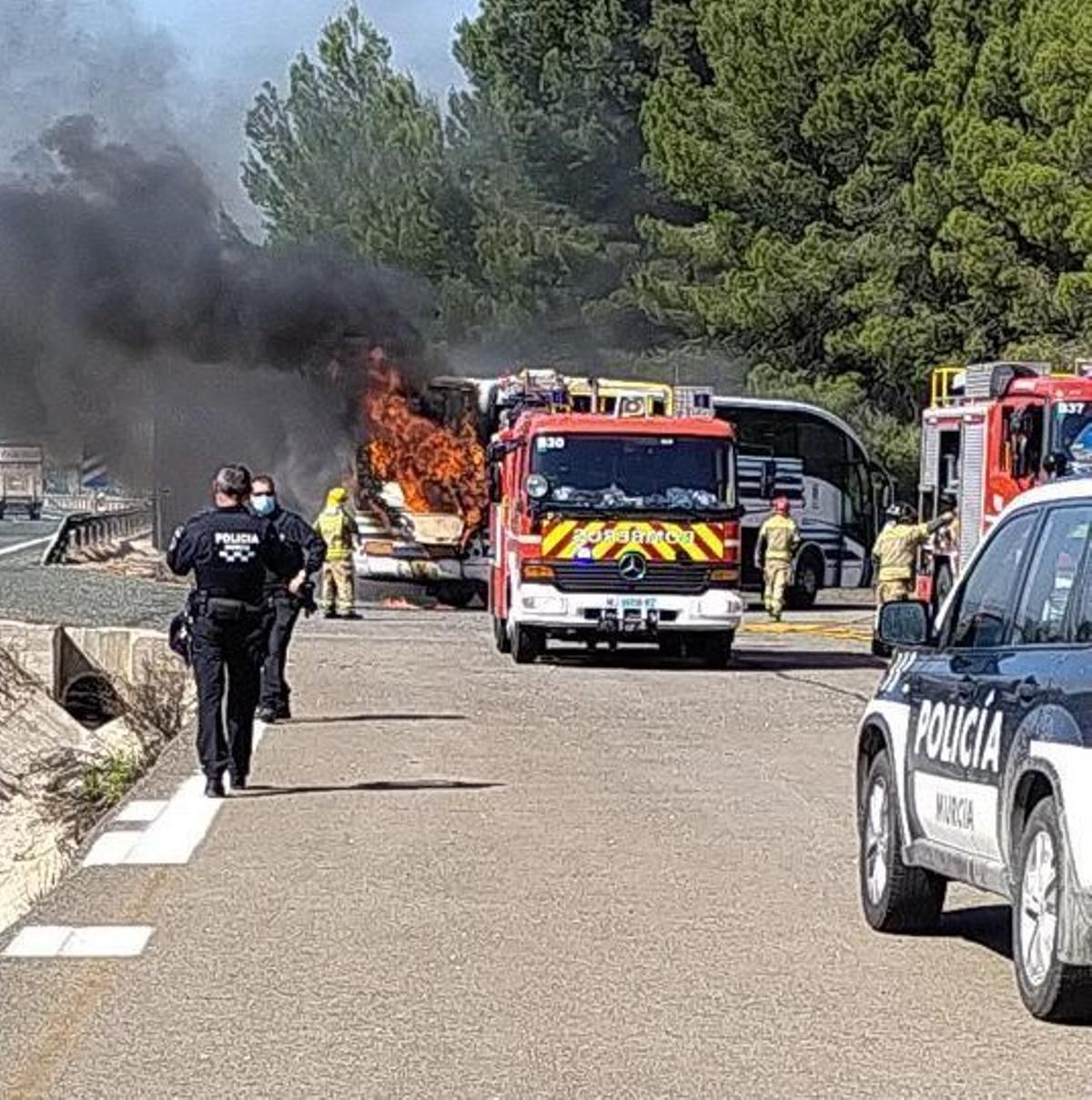 Imagen de un autobús en llamas (archivo).