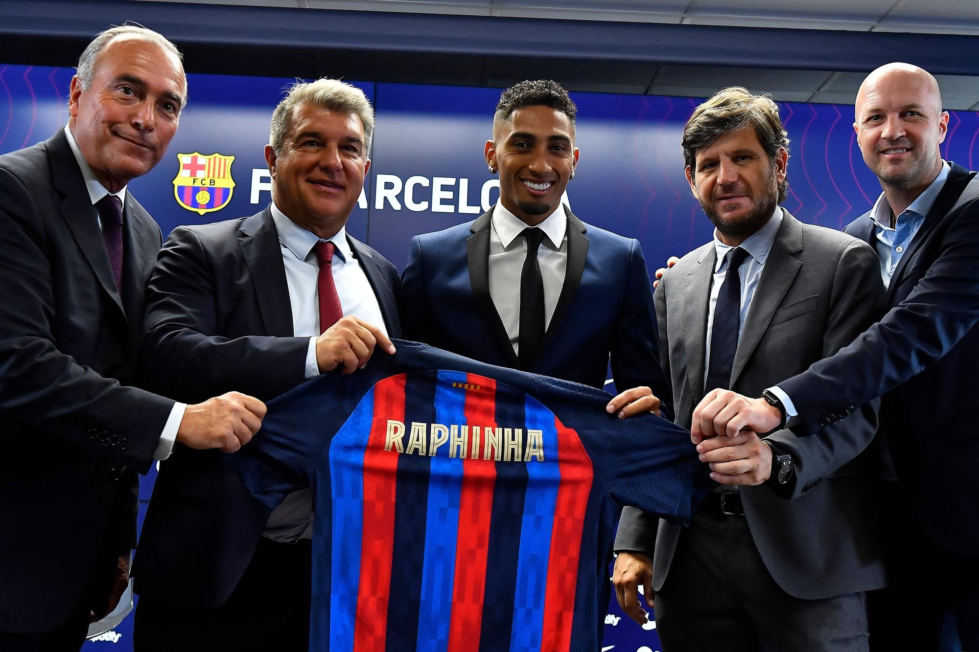 El vicepresidente del Barcelona, Rafael Yuste, el presidente del FC Barcelona, Joan Laporta, el nuevo delantero brasileño del FC Barcelona, Raphinha, el director deportivo del FC Barcelona, Mateu Alemany, y el asesor deportivo, Jordi Cruyff, posan en  la ceremonia de presentación de Raphinha en el campo de entrenamiento Joan Gamper en Sant Joan Despi.