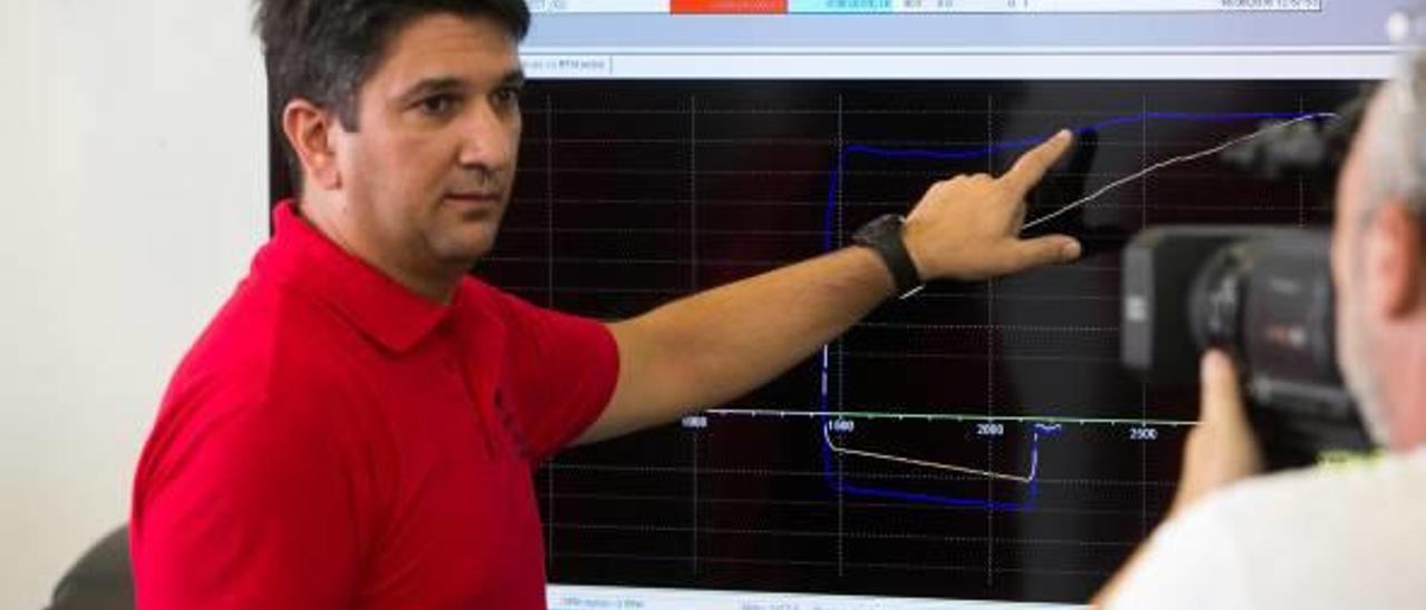 El ingeniero Artemio Fernández, con la máquina de diagnosis.