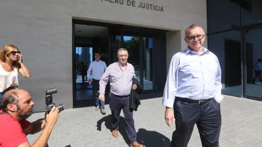 Tomás Sellés, Miguel Llorca y Honorato Algado salen del juzgado tras sellar un acuerdo con la Fiscalía.