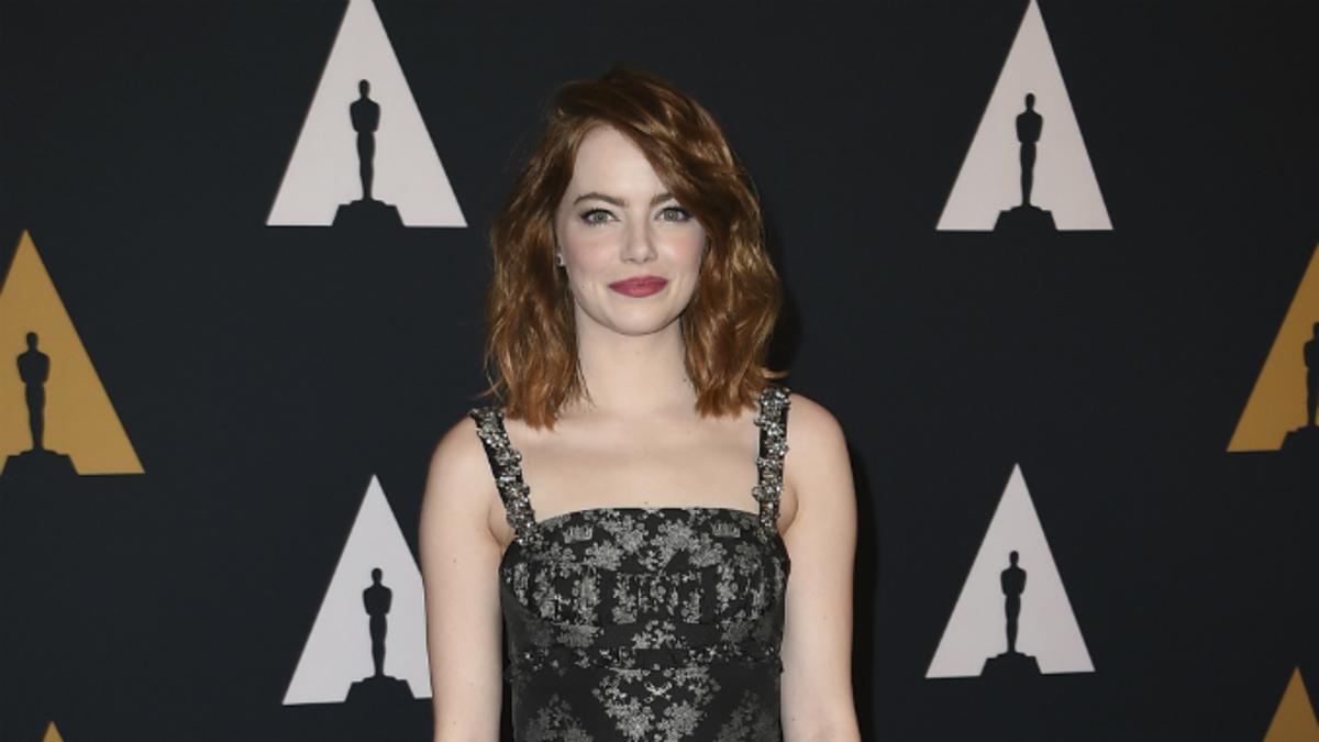 Emma Stone en la alfombra roja de los Premios Gobernadores 2016