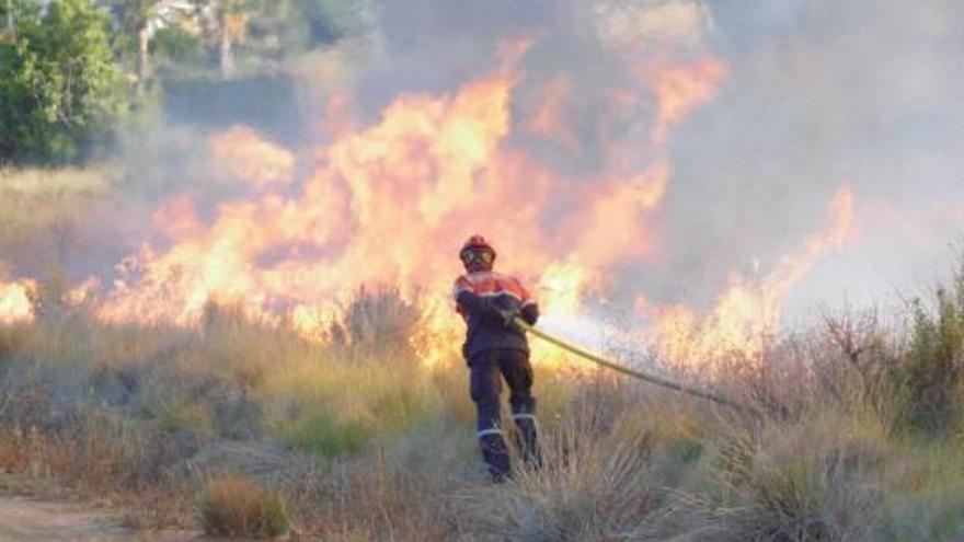 Alarma por el incendio en un solar de Dénia