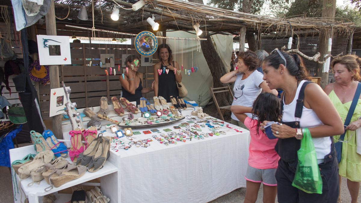 Los mercadillos ponen en valor la creatividad de artesanos y artistas