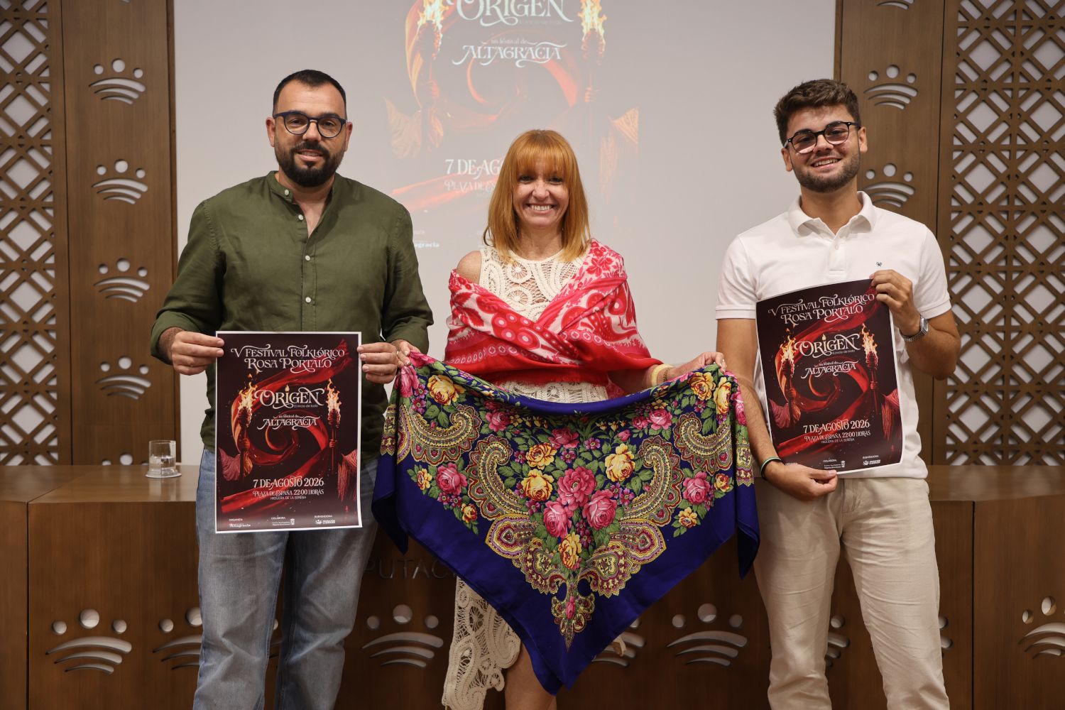 Representantes del festival junto a Lourdes Linares.