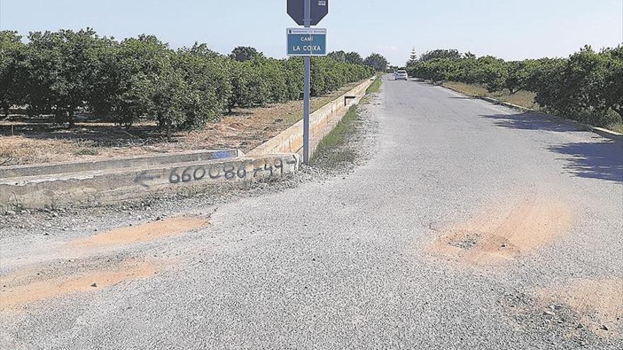 Los propios agricultores tapan baches en vías rurales para evitar daños en Burriana