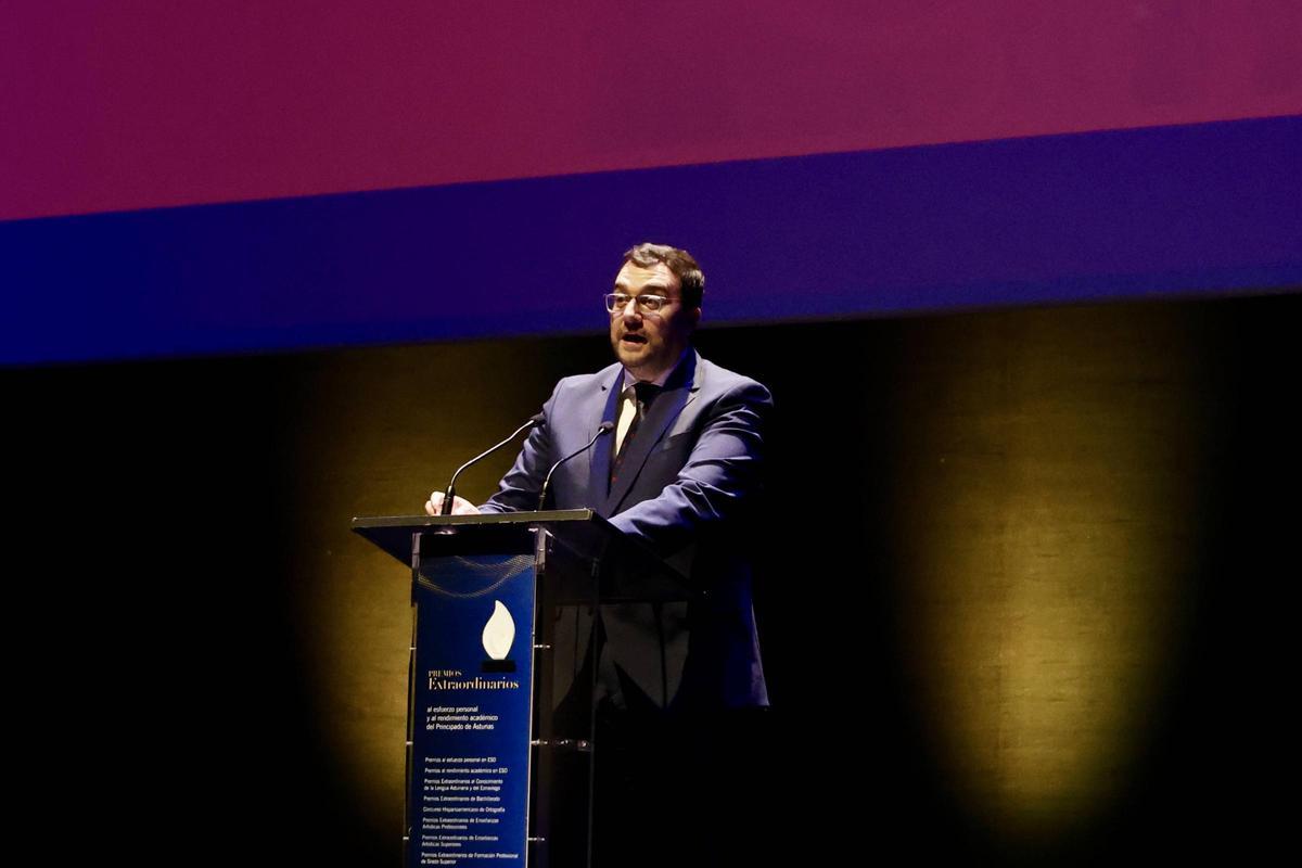 Entrega de los "Premios extraordinarios" de Educación en el teatro de la Laboral