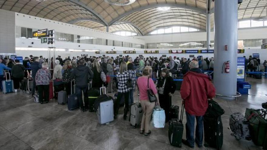 La acumulación de vuelos en El Altet genera retrasos de hasta una hora