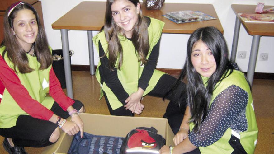 Andrea Area, Paula Saiz y Sarai Lourido, en pleno embalaje. // FDV