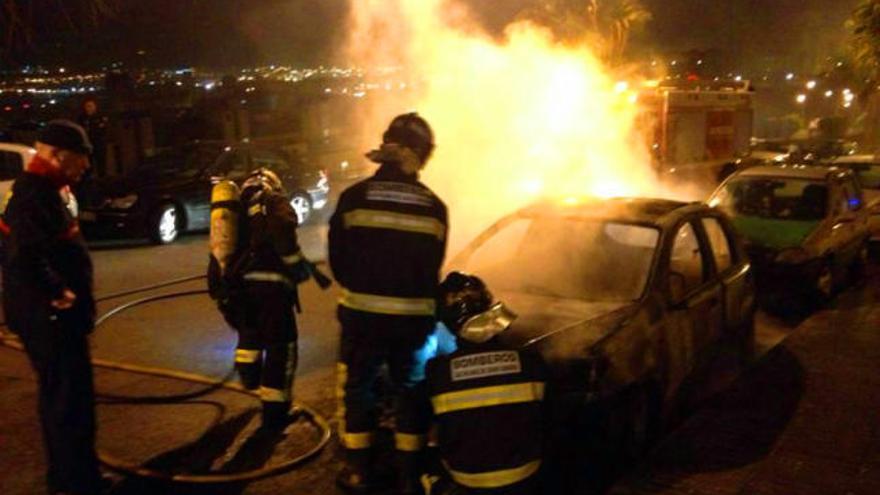 Un vehículo acaba calcinado por un incendio en la capital