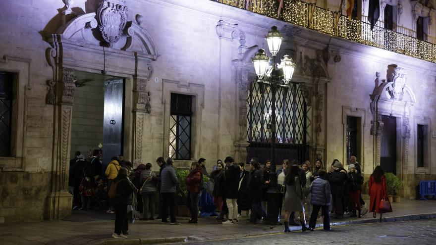 Colas para ver los belenes en el centro de Palma: &quot;Es una tradición todos los años, nos encanta&quot;