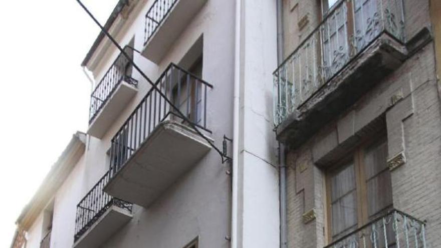 Una pareja pasea por el entorno de la Plaza Mayor.