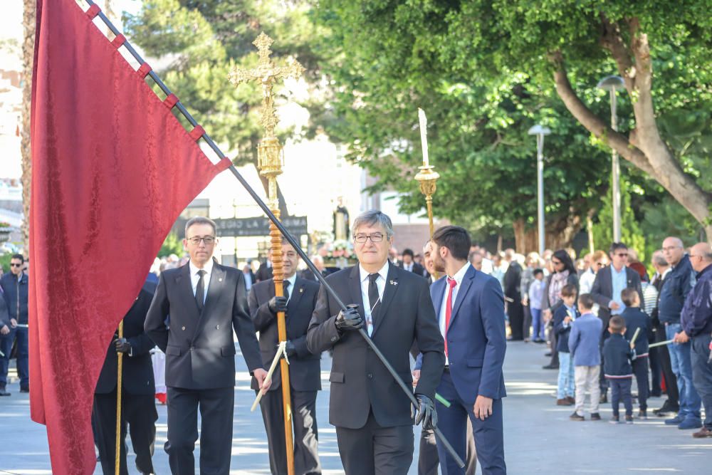 La imagen de San Vicente portada a hombros exclusivamente por varones salió en procesión por las calles de Callosa de Segura, como es tradición cada segundo lunes de Pascua