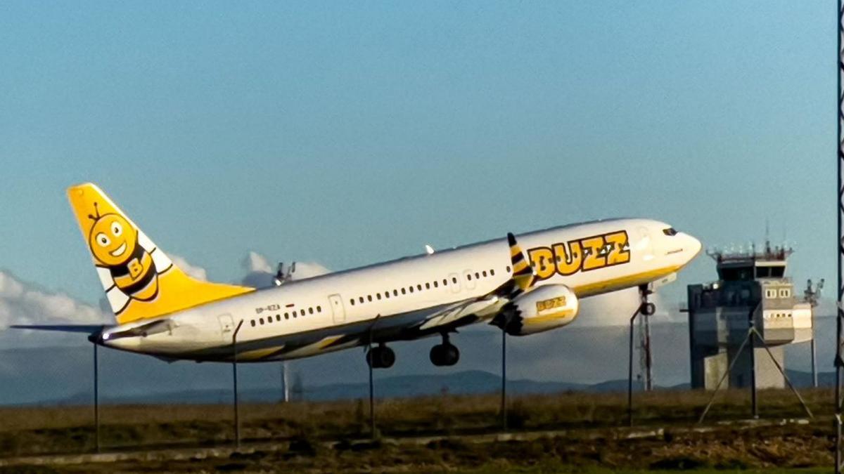 Un avió, enlairant-se ahir des de l’aeroport de Girona
