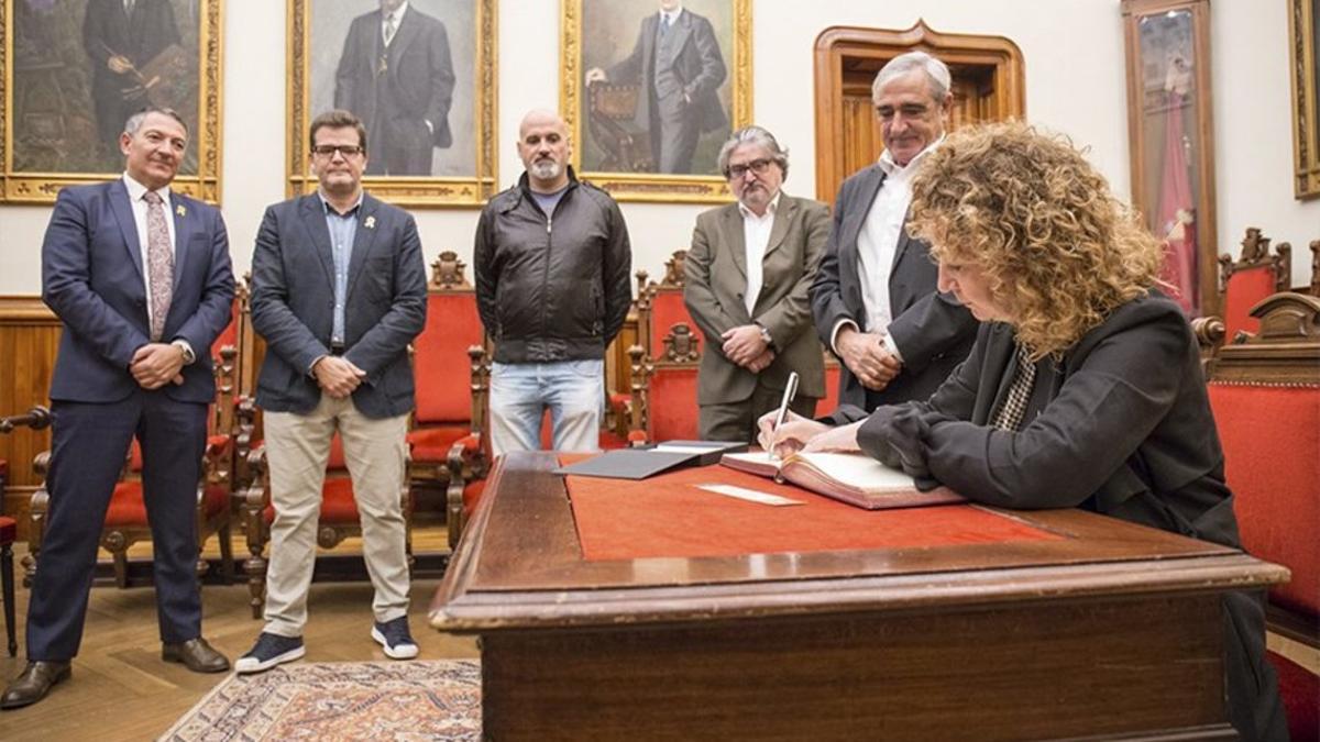 La consellera de Justicia, Ester Capella, firma el Libro de Honor del Ayuntamiento de Terrassa.