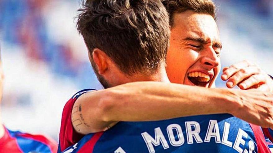 Morales celebra con Jorge de Frutos el 2-1 anotado ante el Granada