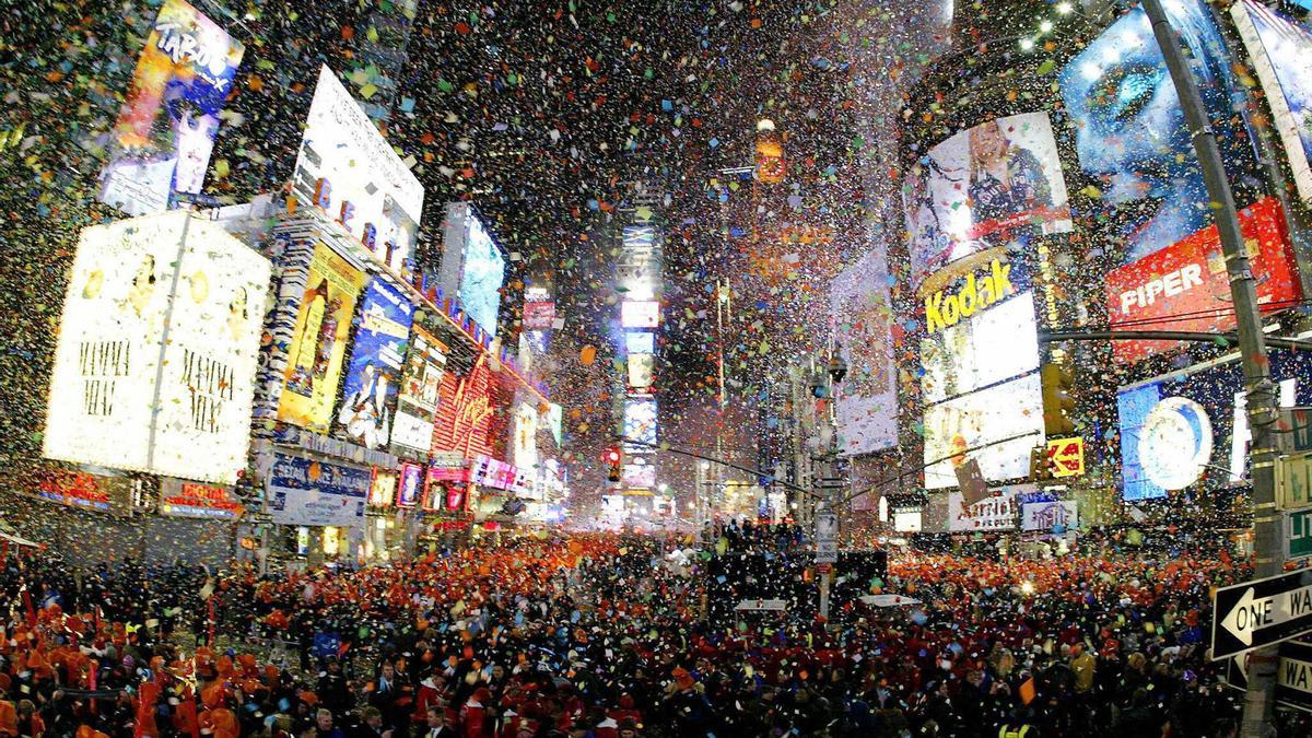 El confeti invade Times Square, en Nueva York, en una celebración de Nochevieja