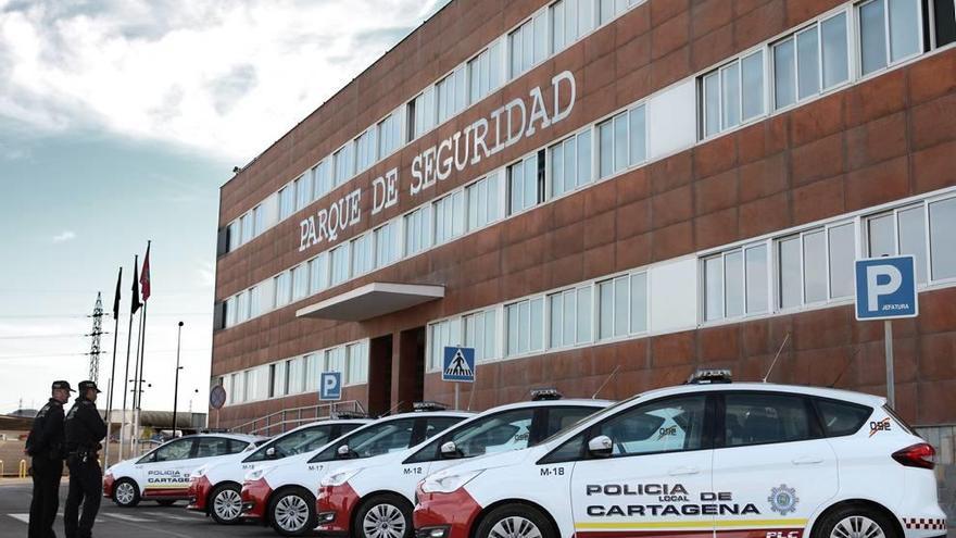 Los nuevos Ford C-MAX de la Policía Local, perfectamente equipados, podrán hacer servicios tanto en la ciudad como en barrios y diputaciones