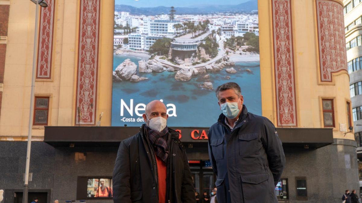 El presidente de la Fundación Cueva de Nerja, Javier Salas, y el alcalde de Nerja, Alberto Armijo, en Madrid, donde asiste a Fitur 2022.