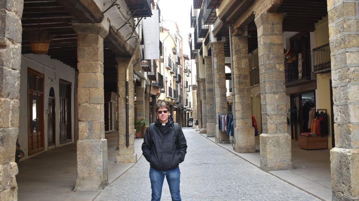 Bordignon posa en los porches de Morella./  JAVIER ORTÍ