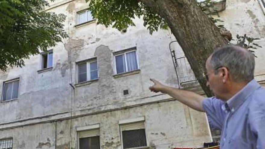 Un vecino mostrando las viviendas que están por rehabilitar.