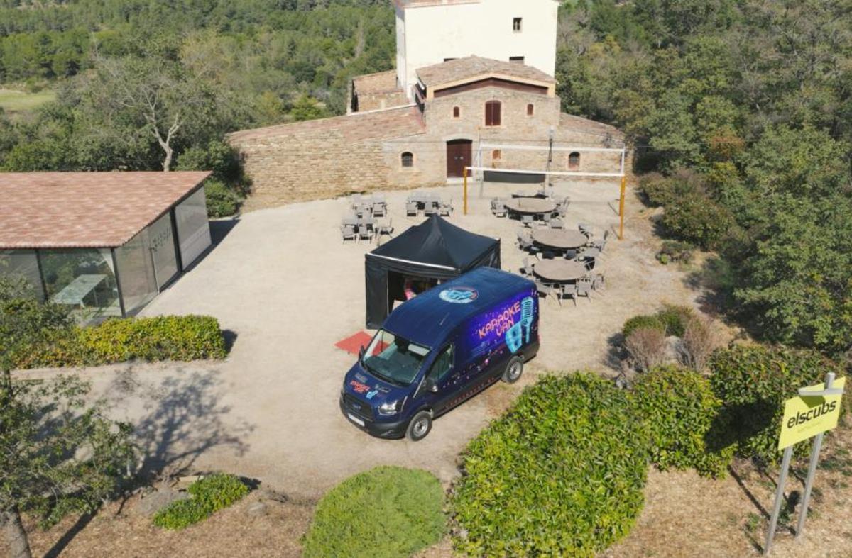 La Karaoke Van, instalada para un evento en una masia.