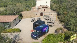 La Karaoke Van, instalada para un evento en una masia.