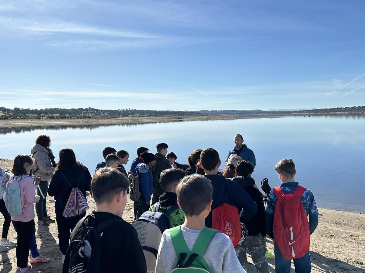Los alumnos escuchas las explicaciones junto al embalse de La Colada.