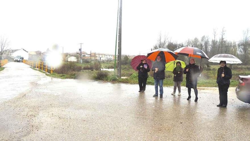 El viejo puente (al fondo a la izquierda) sobre el arroyo de la Vega en Uña de Quintana.