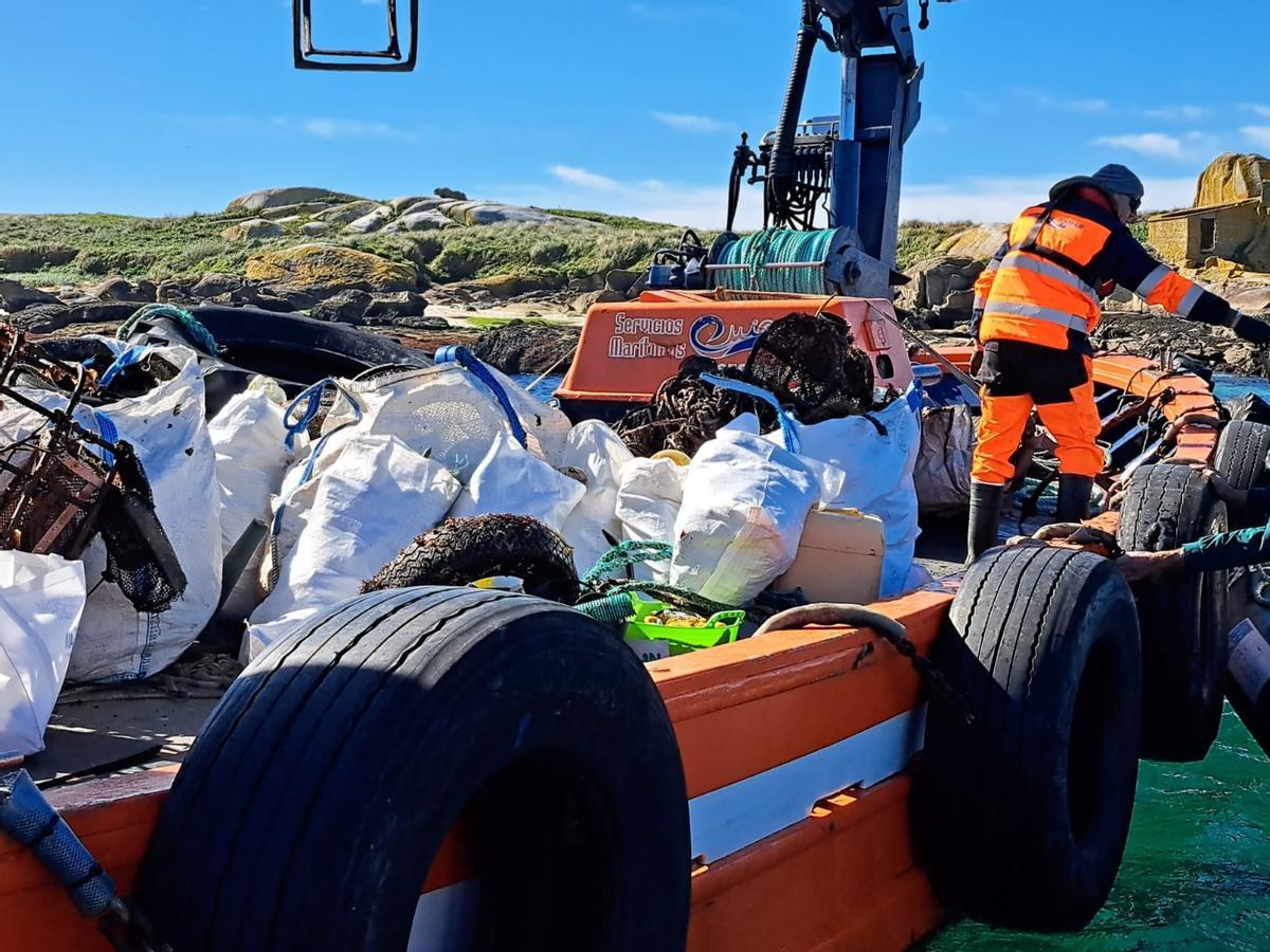 Así se elimina basura en los fondos marinos y la costa del islote Guidoiro Pedregoso.