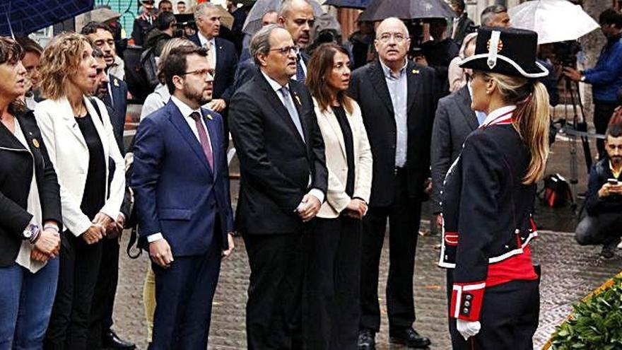 El Govern, a la tradicional ofrena floral al monument de Rafael Casanova.