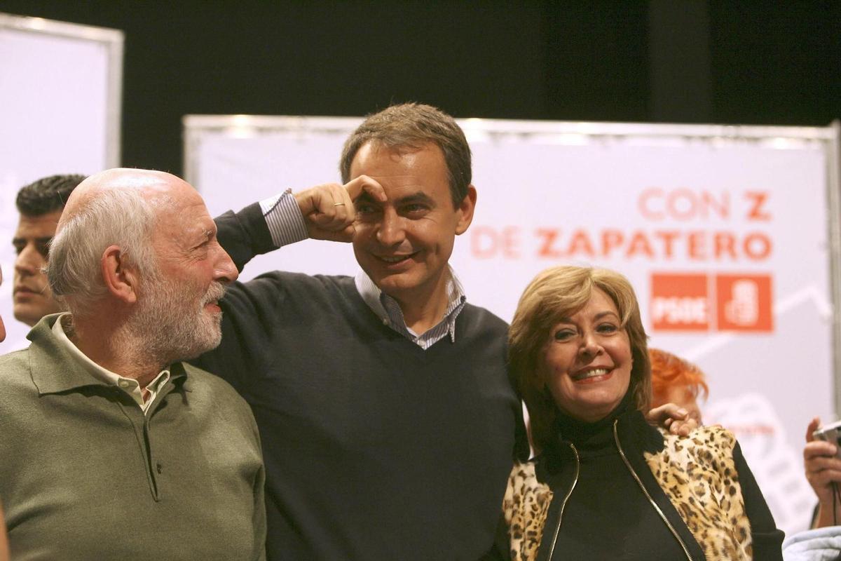 Velasco, junto a Zapatero y el actor Álvaro de Luna cuando se presentó la plataforma de apoyo al presidente socialista en 2008.