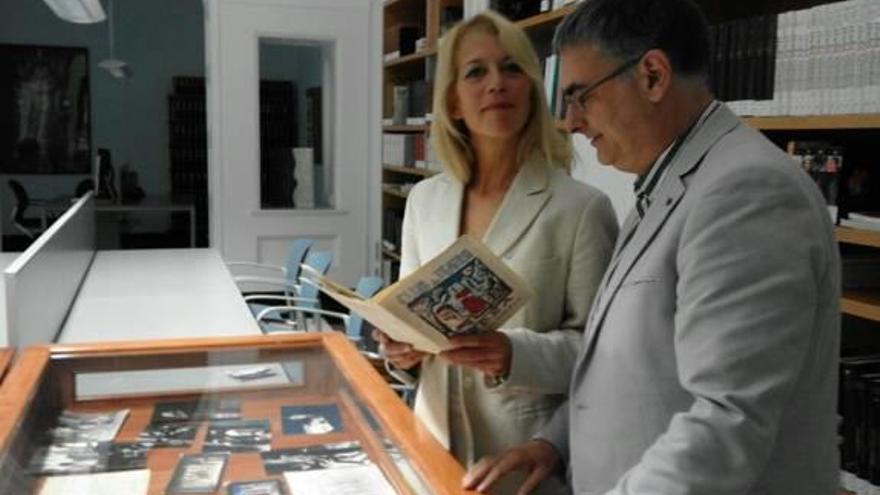 Beatriz Bergamín visita el archivo de Estruch