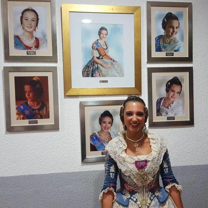 Marta Martínez, junto a la galería de ilustres de Isabel la Católica. Dentro de un año, ella también subirá su cuadro.