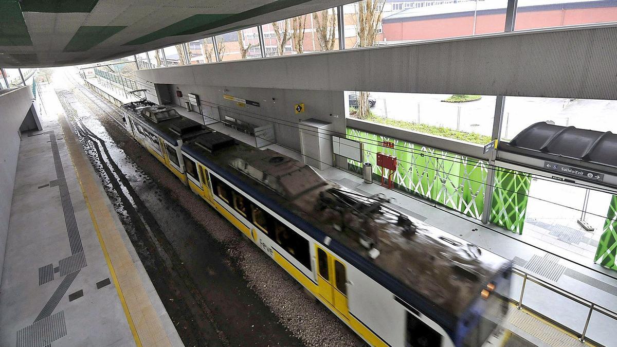 Un tren circula por la estación de Los Llerones, incluida en las obras del soterramiento y aún sin inaugurar. | LNE