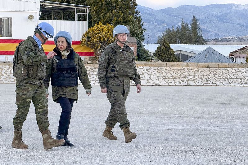 La ministra Robles visita a los soldados de la Brigada X en Líbano